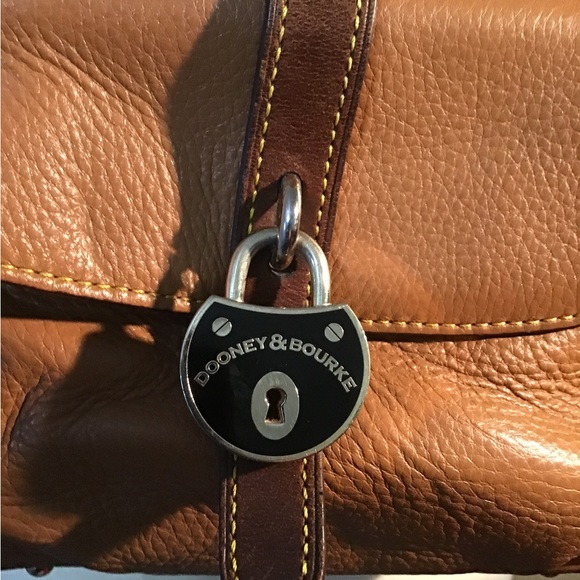 Woman’s Dooney and Bourke shoulder bag R - Picture 5 of 12